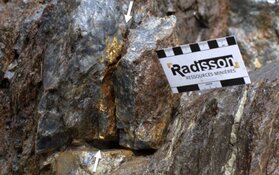 Jr. Explorer Makes Major Visible Gold Find Near Project Offices